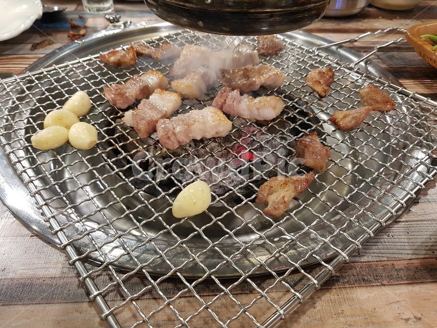 삼겹살,뒷고기,육즙,불판,숯불,술자리,존맛,꿀맛,연기