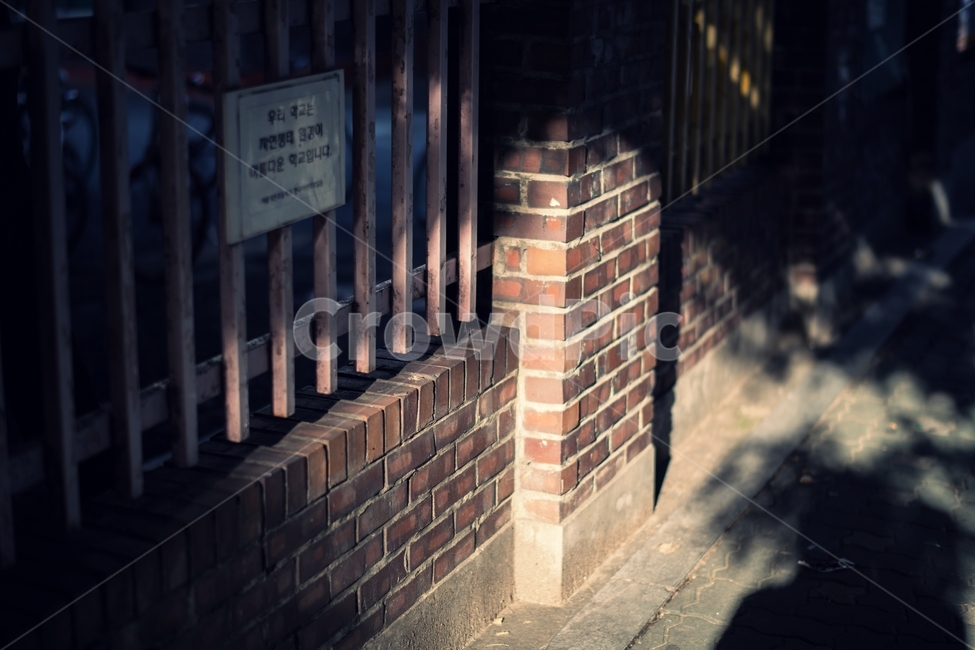 그림자,쓸쓸함,벽돌,건물,길,대비,solitary,shadow,lonely,brick,contrast,골목길,alley,감성,sensible,feeling,handrail,난간,banister
