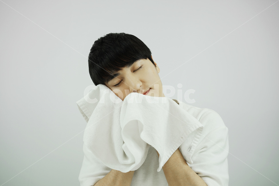 남자,뷰티,스킨케어,피부관리,skincare,양치,양치질,수건,남성,그루밍족,사람,인물,인간,human,person,얼굴표정,facial expression,face,남성,남자,man,male,감정표현,기분,feeling,emotion,뷰티,미용,beauty treatment