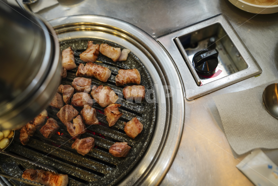 고기,돼지,한식,구이,먹방,삼겹살,목살,음식,안주,육식,육류,불판,식사,술자리,음식,식재료,요리,food,cook,meal,dishes,food reserves,육류,고기,meat