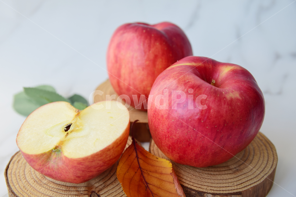 사과,과일,음식,반쪽사과,반쪽,낙엽,나뭇잎,커팅,탐스러운,apple,food,fruit,cutting,cut,leaf,음식,식재료,요리,food,cook,meal,dishes,food reserves,과일,열매,fruit