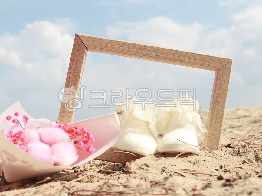 wait,kid,objects,prenatal education,apparel,infant,healing,sky,delivery,infants,Character,pregnancy,Maternity photo shoot,maternity photo,shoes,clothes,baby shoes,flower,person,baby,clothing,family,Photo Frame,object