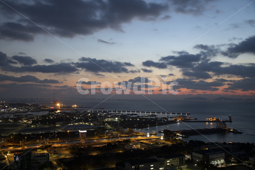 저녁,야경,매직아워,불빛,반짝임,장노출,항구,방파제,선박,다리,인천대교,가로등,구름,노을,아름다운,바다,서해,인천,인천항,부두,풍경,배경,야경,밤,풍경,nightscape,night,landscape