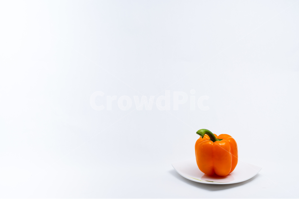 ceramic,studio,Juice,still life,plate,cold,Clean,bowl,vegetable,Orange,Stiff,side dish,plain,affix,farming,ingredients,diet,antioxidant,green,moisture,food,vitamin,White,paprika,background,healthy,calorie,organized
