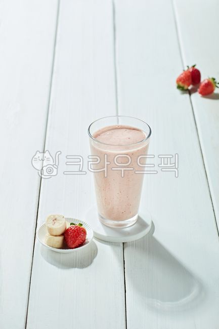 카페이미지,음료이미지,카페메뉴,카페음료,음료수,음료,smoothie,마시다,플레이팅,연출샷,유리컵,유리잔,감성,cafe,스무디,과일스무디,딸기바나나주스,쥬스,주스