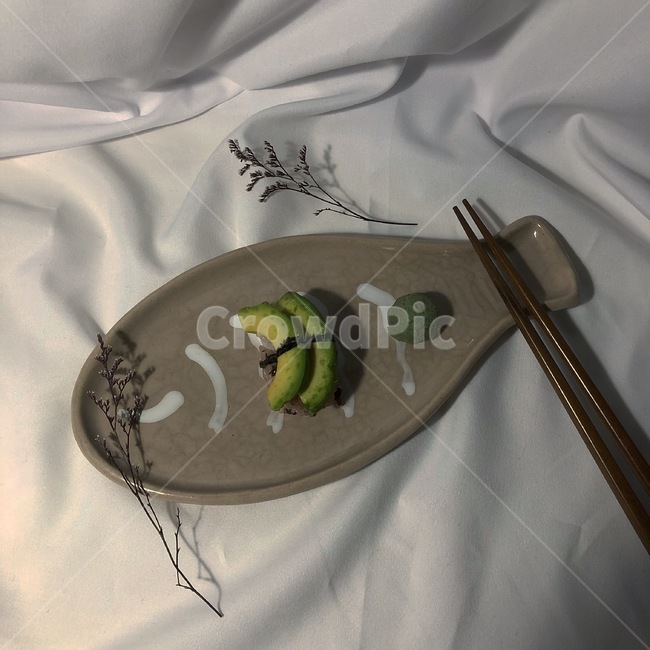 아보카도,초밥,데코레이션,홈메이드,음식,food,요리,아보카도초밥,고추냉이,접시,조명,예쁜음식,맛있는,귀여운,음식,식재료,요리,food,cook,meal,dishes,food reserves,디저트,간식,후식,dessert,snack