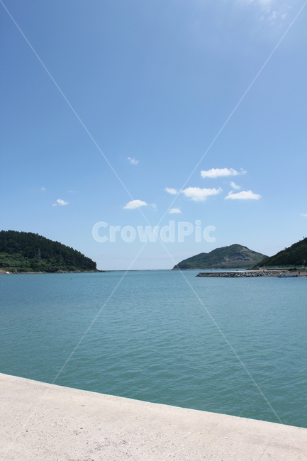 구름,맑은,파란색,오션,바닷물,둑,선착장,콘크리트바닥,길,도로,blue,cement,cloud,coastline,concrete,island,mountain,nature,ocean,sea,sky,water,wave,하늘,낮,낮하늘,파란하늘,파랑,블루,자연,풍경,산,먼산,섬,바다,낮바다,푸른바다,해안가,바닷가,콘크리트,땅바닥,바닥,땅,시멘트바닥,시멘트,물,물결,자연,풍경,nature,landscape,land,outdoors,옥외,대양,shoreline,해안선