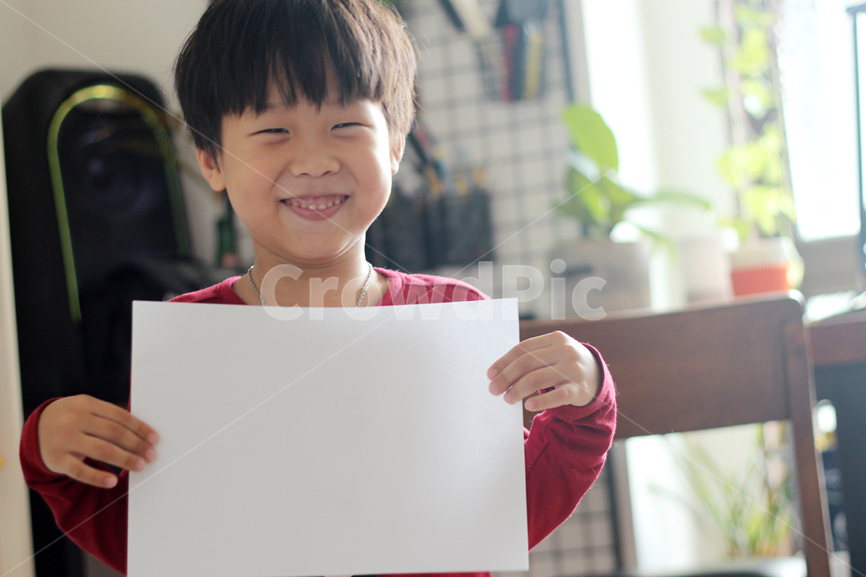 어린이,종이,웃는얼굴,캠페인,어린아이,남자아이,꼬마,a4지,사람,kids,child,paper,smile,face,boy,사람,인물,인간,human,person,얼굴표정,facial expression,face,어린이,어린아이,child,children,kid