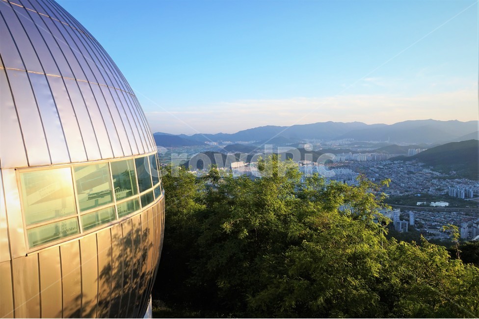 일몰,노을,저녁,저녁풍경,하늘,나무,태양,석양,sunset,view,outdoor,도시,풍경,city,landscape,건축물,건물외관,exterior,building,structure,architecture,construction,planetarium,별자리 투영기,건물