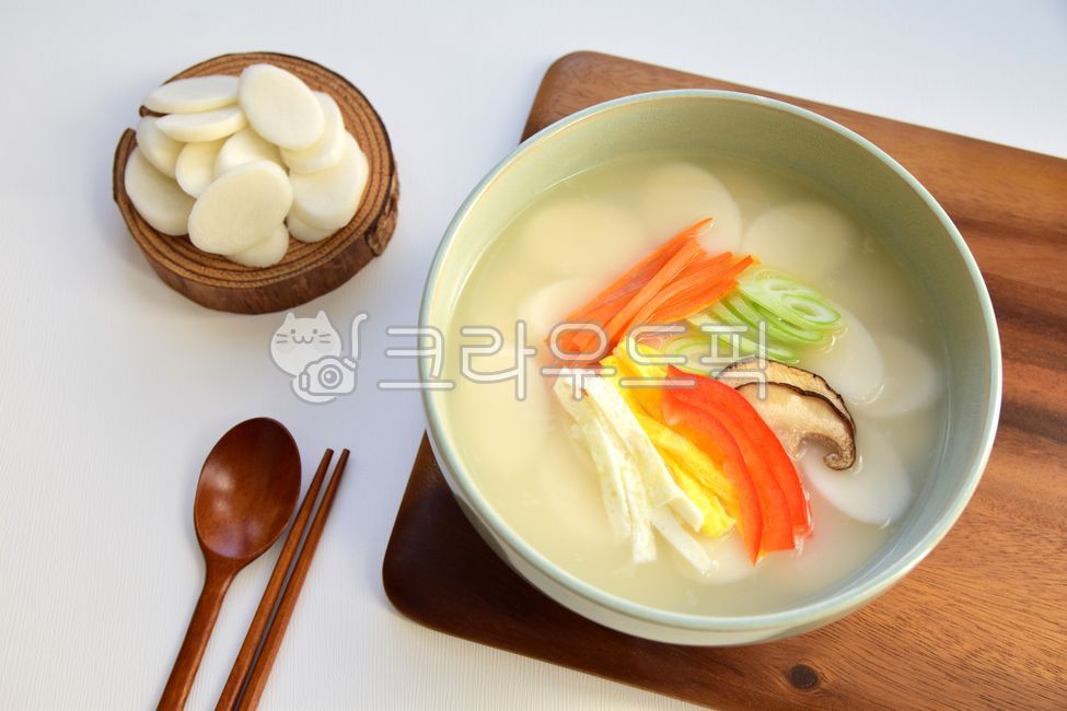 Lunar New Year Photo Contest,egg,koreanmeal,chopsticks,garnish,koreanculture,green onion,white rice cake,egg crust,wellbeing,Wellbeing food,cutting board,mushroom,Lunar New Year food,tteokguk,new year,holiday food,spoon and chopsticks,koreandishes,Tteokgu