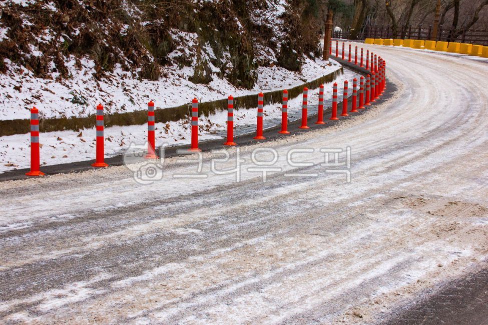 road,도로,빙판길,겨울,계절,커브길,안전봉