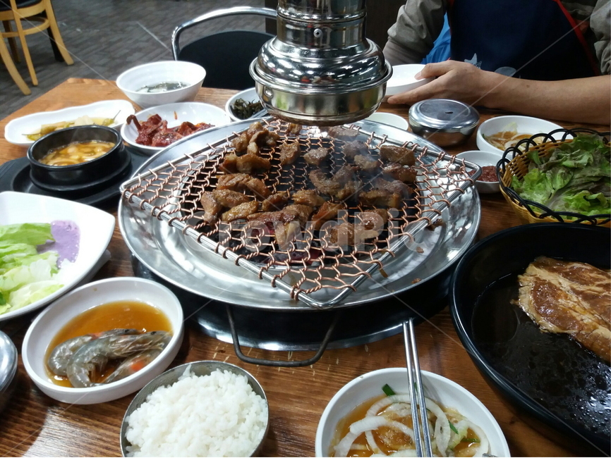 의자,인간,사람,human,음식,고기,갈비,돼지갈비,새우,접시,요리