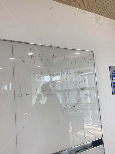 칠판,화이트보드,보드,강의실,대학교,대학교강의힉,대강의실,실루엣,숙제,과제,교수,햇빛,강의,대학생,대학생의삶,대학생삶,학기,교수님,학생,학생들,반사,그림자,사람실루엣,남자실루엣,교육,학교,공부,education,learning,study,school