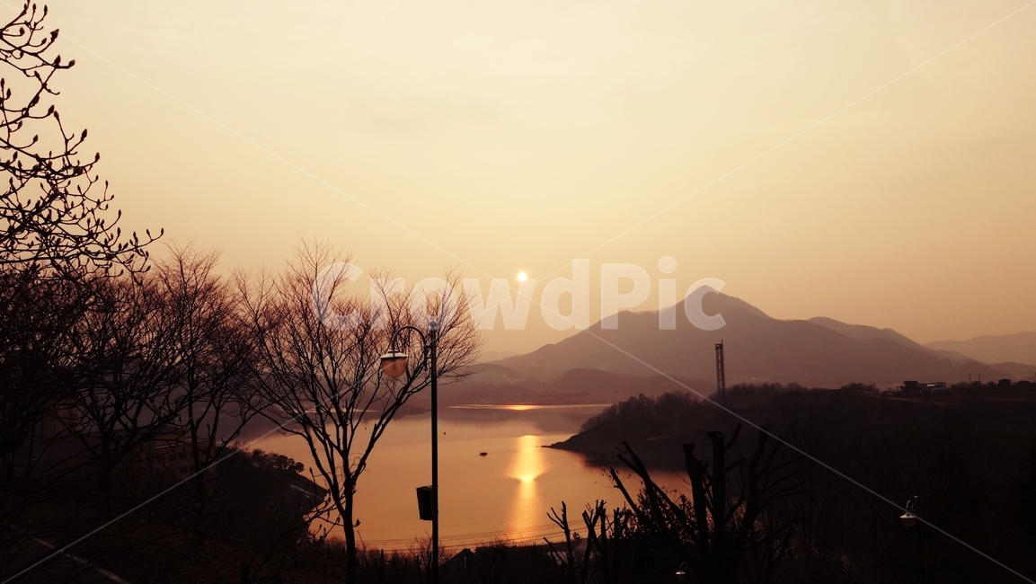 석양,산,호수,노을,자연,lake,자연,풍경,nature,landscape,실루엣,그림자,silhouette,shadow,outdoors,옥외,sky,하늘,sunset,일몰,dusk,황혼,dawn,새벽,red sky,붉은 하늘,sunlight,햇빛