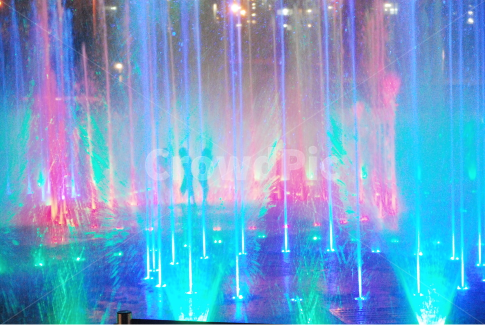 분수,fountain,children,play,water,blue,사람,인물,인간,human,person,어린이,어린아이,child,children,kid