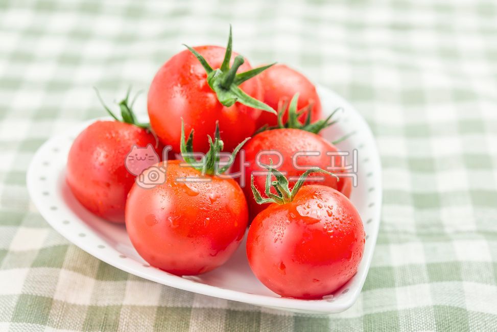 studio,close up,Cherry tomato,Fruit,tablecloth,fruit,plate,tomato,vegetable,inside,food,Red,water drop,plant,Food Ingredients,fresh,table,object