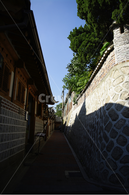 한옥,기와지붕,처마,전통가옥,한국,하늘,골목길,path,통로,walkway,보도,flagstone,판석