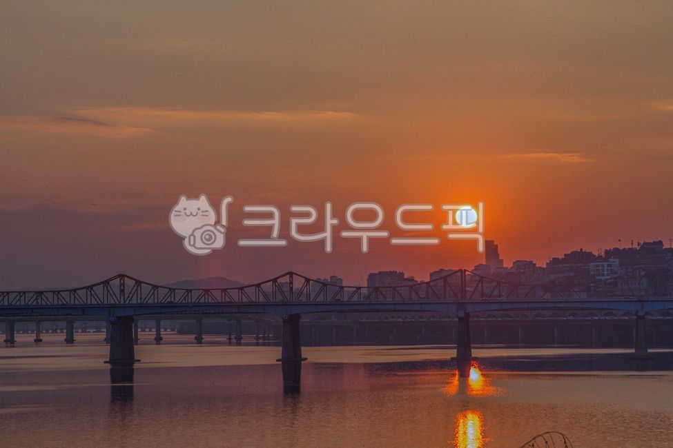 pedestrian observatory,dusk,Dongho Bridge,water,Han River,Seoul Forest,Seoul,sunset,waterfront,bridge