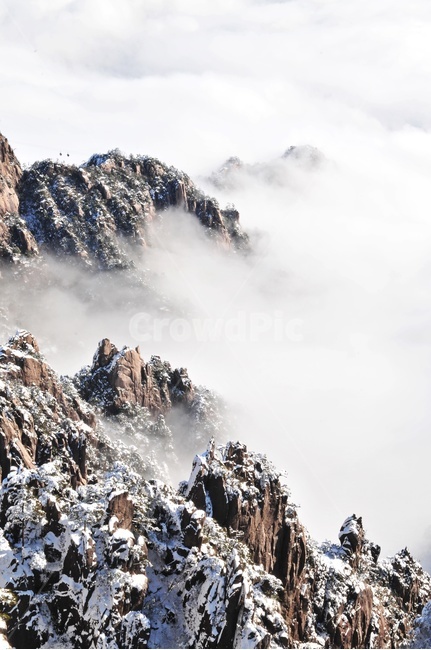 nature,자연,weather,날씨,outdoors,옥외,mountain,산,mountainrange,산맥,ice,빙,peak,피크,중국,황산,중국황산,황산설경,운해,설산,설경,바위산,절벽,중국비경,상고대,경치,경관,풍경,비경,명산,정상,골짜기,기암,기암괴석