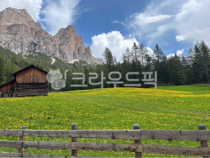 돌로미티,이탈리아산맥,이탈리아자연,초원,구름,설산,자연,오두막,목초지,outdoors,architecture,grassland
