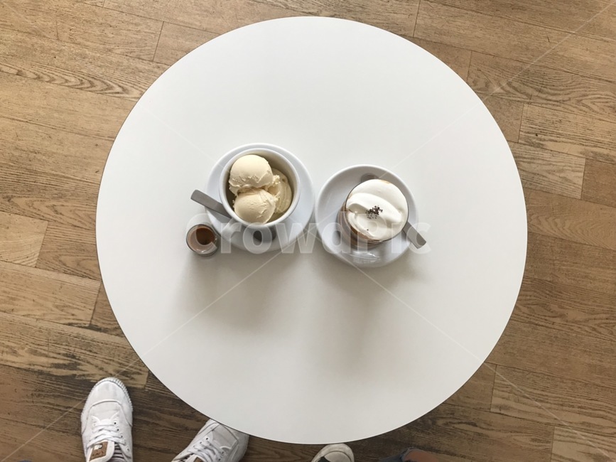 아포가토,아인슈페너,커피,원형테이블,카페,커피,카페,coffee,cafe