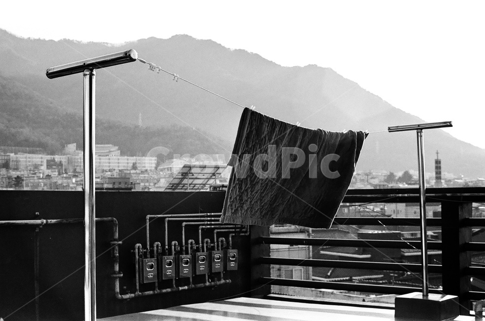 옥상,건물옥상,빨래,빨래건조대,흑백사진,흑백,모노톤,monochrome,black and white