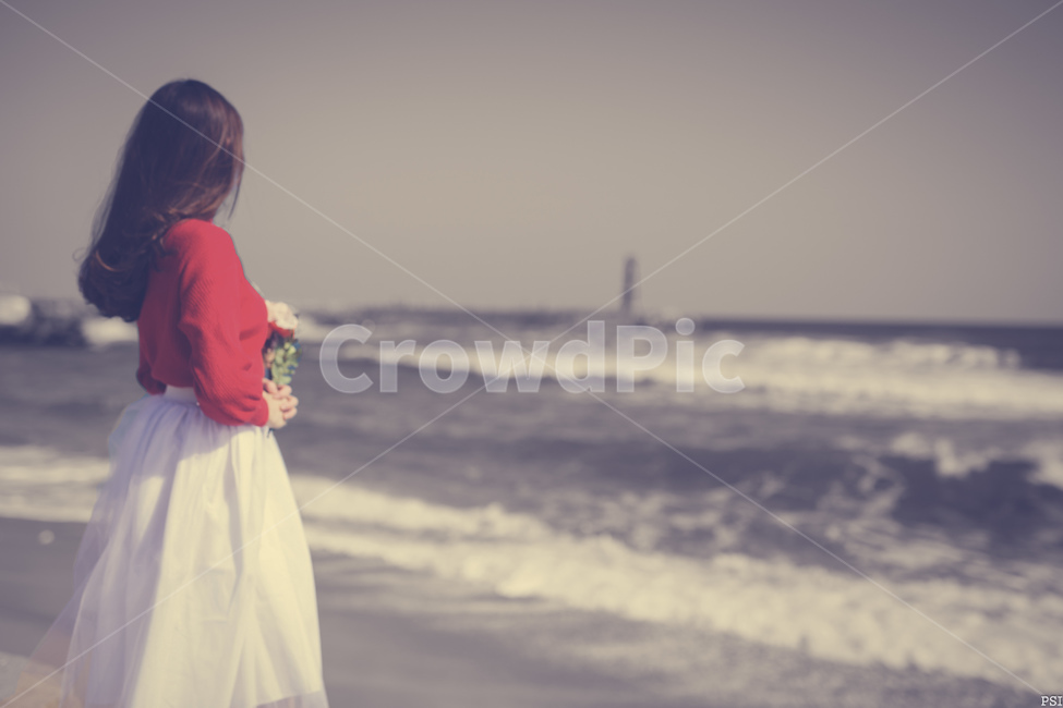 바다,빨강,아련,흑백,여자,사람,인물,인간,human,person,여성,여자,woman,female,lady,여행,휴가,traveling,vacation,trip,감성,sensible,feeling,색깔,색상,색채,색감,color sense,color sensitivity,feeling of color,고독함,외로움,쓸쓸함,우울함,슬픔,lonely,solitary