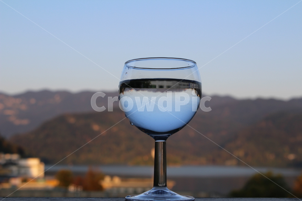 조화,물잔,와인잔,원근,경치,아웃포커싱,슬로베니아,블레드,bled,wineglass,balance,farandnear,glass,음료수,drink,beverage,사물,물건,오브젝트,thing,object,matter