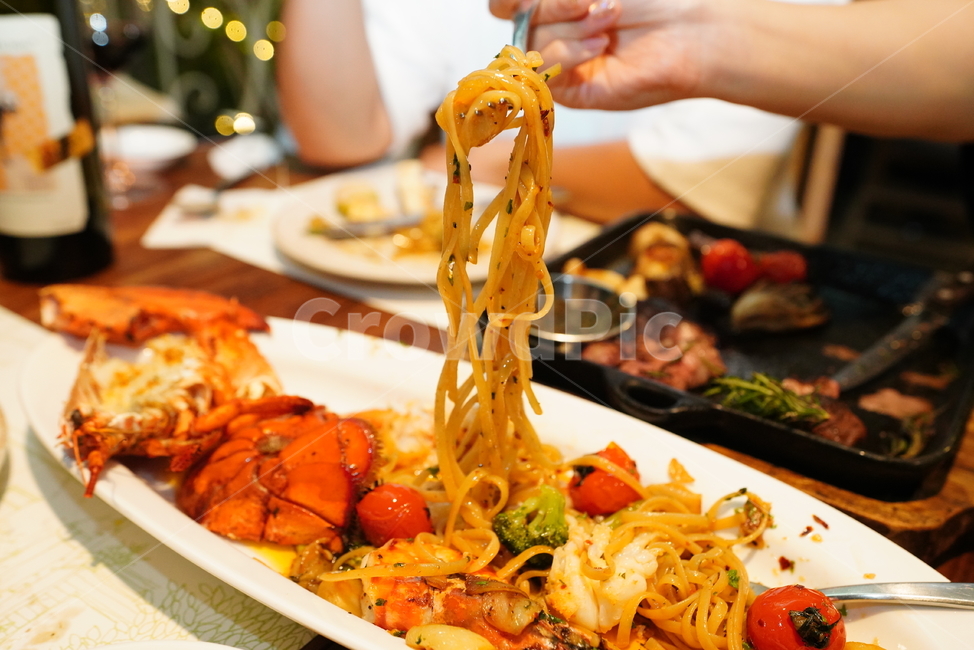 파스타,면요리,요리,양식,먹거리,푸드,외식,식사,food,접시,해물,씨푸드,사람,human,인간,person,음식,식재료,요리,food,cook,meal,dishes,food reserves