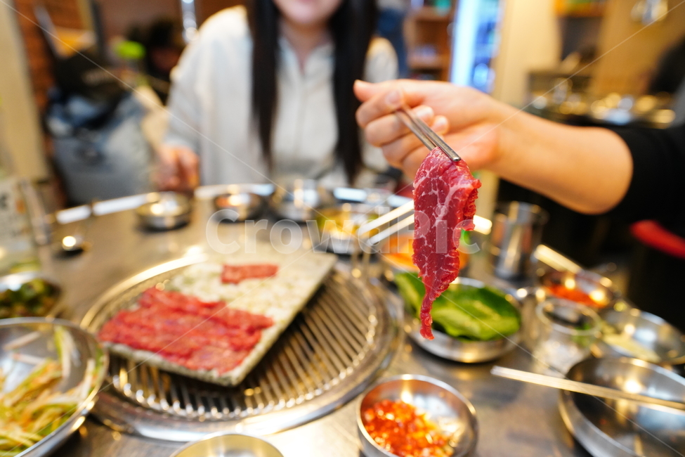 고기,육사시미,먹거리,육식,안주,소,한우,먹방,육류,빨강,레드,음식,푸드,색감,사람,인물,인간,human,person,신체일부,몸,body,음식,식재료,요리,food,cook,meal,dishes,food reserves,육류,고기,meat