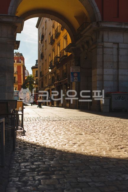 sunlight,Madrid,Plaza Mayor,silhouette,Spain