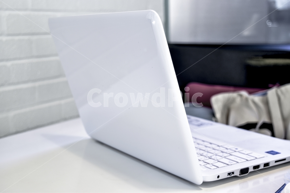 노트북,직장,비즈니스,회사,작업,일,컴퓨터,기계,전자,일상,업무,흰색,테이블,책상,정보통신기술,전자기기,전자제품,it,information,technology,electronic equipment,비즈니스,사업,business,service,work,사물,물건,오브젝트,thing,object,matter
