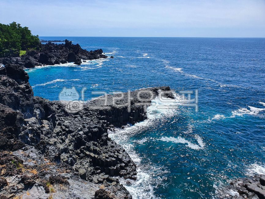 주상절리,대포주상절리,파도,화산지대,화산지형,제주도,대양,절벽,에메랄드,서귀포,관광지,바위,바다,하늘,풍경,파랑,파란색,summer,자연,nature,promontory,곶,sea,ocean,outdoors,옥외,water,물