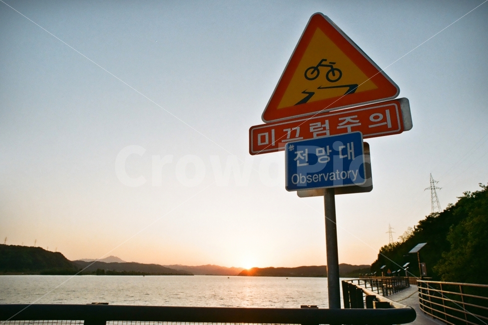 표지판,안내판,경고판,자전거길,필름사진,교통,교통수단,traffic,transportation,사물,물건,오브젝트,thing,object,matter