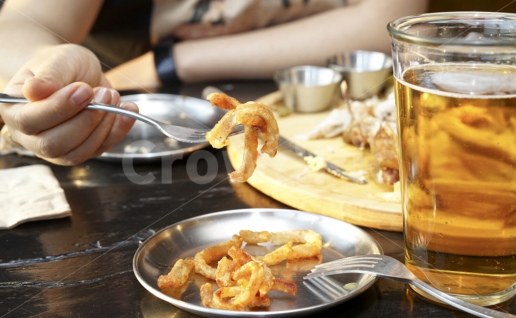 안주,술안주,먹방,푸드,고기,고구마,food,식욕,튀김,맥주,맥주안주,비어,돼지껍데기,이색,맛집,손,포크,사람,인물,인간,human,person,신체일부,몸,body,음식,식재료,요리,food,cook,meal,dishes,food reserves,육류,고기,meat,술,주류,alcohol