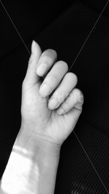 손,팔,인체,사랑,사람,연출사진,연출,흑백,어둠,화이트,백,사람,인물,인간,human,person,신체일부,몸,body,손,제스처,표시,손짓,표현,gesture,hand,sign,expression,흑백,모노톤,monochrome,black and white,연출,컨셉,콘셉,direction,concept,누끼,remove background
