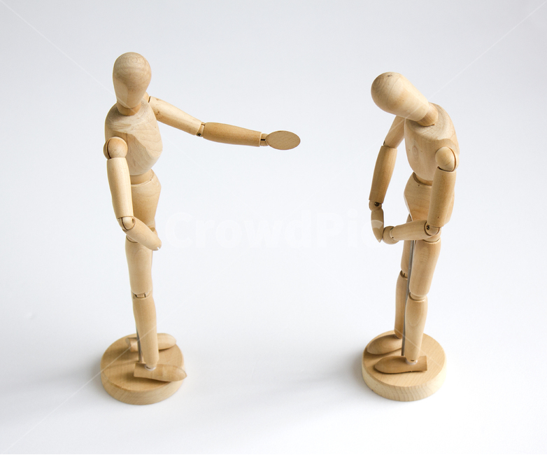 목각인형,인형,소품,나무,우드,우든,사람,인사,고개숙인,상반신,얼굴없는,더미,손모으기,흰배경,브라운,갈색,인체,나무인형,조각,혼나는,경고,혼남,갑질,전신,관절인형