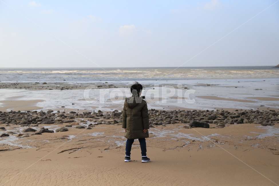 겨울바다,바다,인천,어린이,해변,바닷가,겨울,계절,winter,season,해변,바다,beach,sea,사람,인물,인간,human,person,어린이,어린아이,child,children,kid