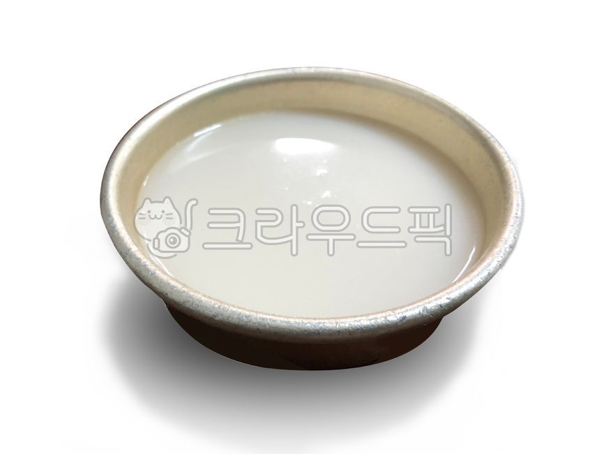 alcoholicbeverage,Takju,traditional alcohol,Makgeolli,grainliquor,white background,koreanculture,aluminum,liquor,Dong Dongju,traditionalliquor,koreantradition,fermentedliquor,Korean food,a drink,koreanfood,dongdongliquor,alcohol,Korean alcohol,glass,mains