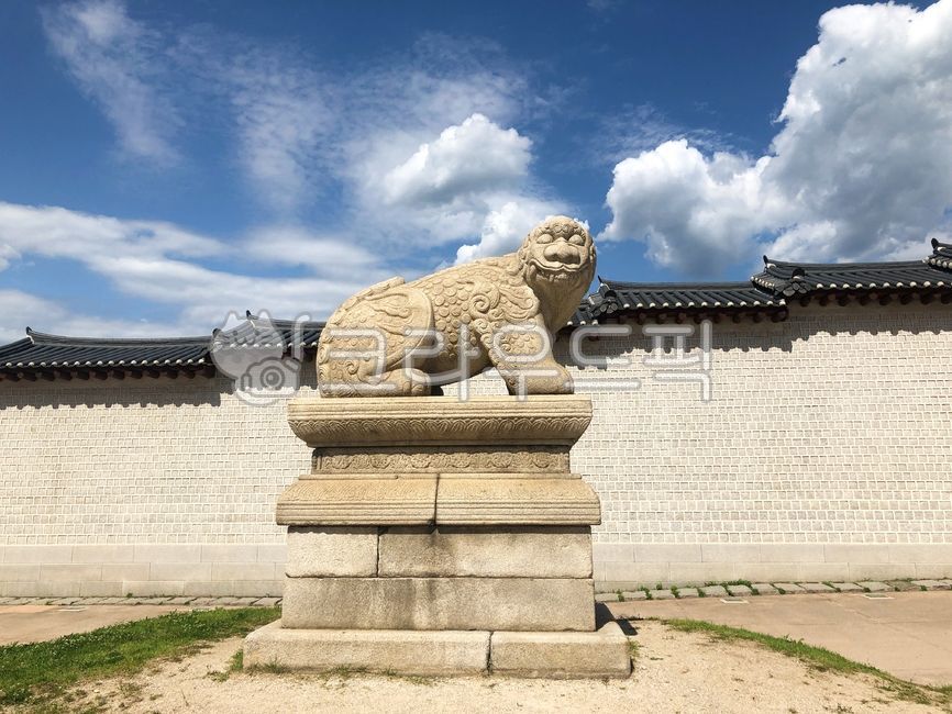 blue sky,bluesky,Gwanghwamun,monument,clouds,Jongro,autumnsky,jongno,cloud,Gyeongbokgung,Cultural Heritage,gyeongbokgungpalace,gwanghwamun,tradition,koreanarchitecture,palace,Palace,haechi,hatch,white clouds,haetaesang,whiteclouds,Haitai Award,seoul,korea