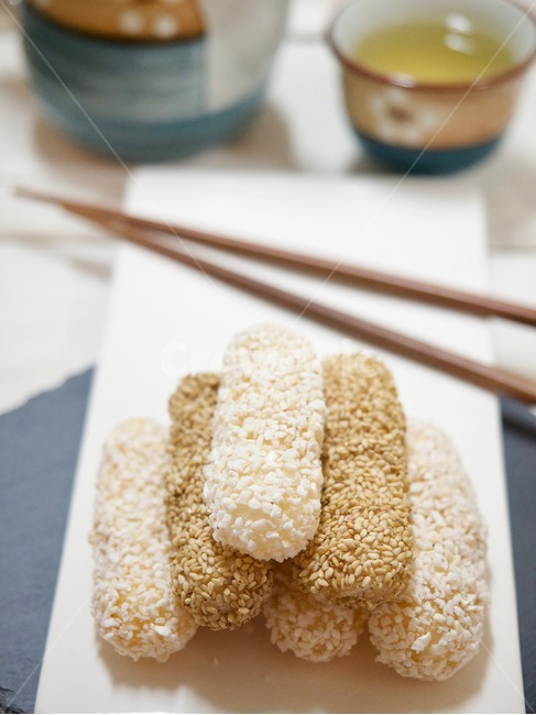 유과,한과,추석음식,설날음식,다과,한국음식,한국음식,식품,한식,한국문화,음식,한국,배경,건강한식생활,웰빙,문화,아시아,아시아음식,접시,전통,설날,추석,젓가락,녹차,꺠,쌀과자,과자,한국전통과자,전통과자,한국과자,음식,식재료,요리,food,cook,meal,dishes,food reserves,한식,한국음식,한국요리,korean food,korean dishes,korean meal,korean cook,디저트,간식,후식,dessert,snack,감성,sensible,feeling