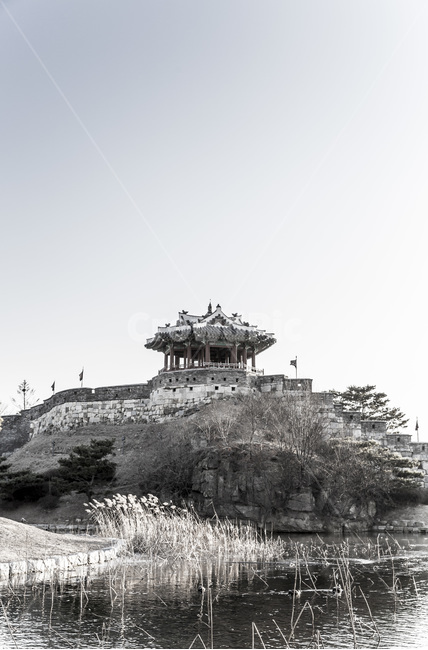 한국의미,전통,성곽,성벽,문화유산,관광지,수원화성,세계문화유산,문화재,망루,한국전통,한국문화,korean traditional,korean culture,랜드마크,landmark,tourist attraction,한국랜드마크,한국관광지,한국명소,korea landmark,korea tourist attraction,흑백,모노톤,monochrome,black and white,건축물,건물외관,exterior,building,structure,architecture,construction