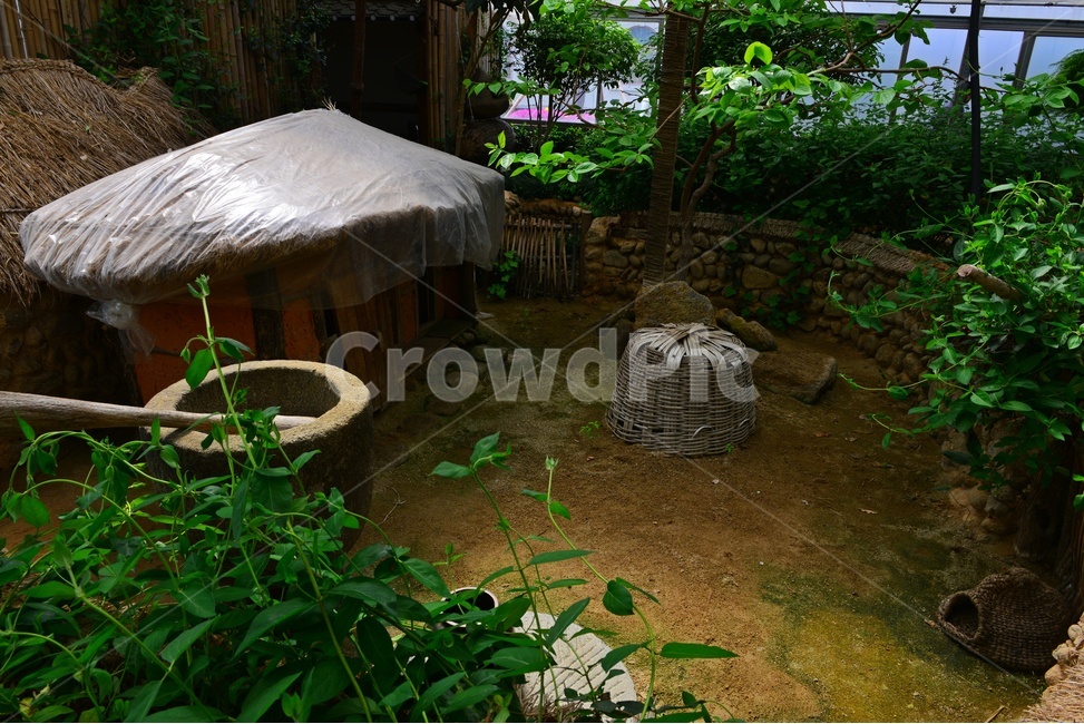 building,건물,rural,농촌,outdoors,옥외,garden,정원,wood,나무,water,물,nature,자연,초가집,전통,절구,방아,벼,곡식,한국