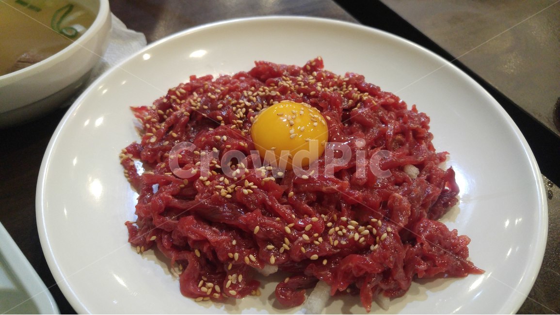 육회,소고기,소고기육회,깨가뿌려진육회,쇠고기,계란,계란노른자,음식,식재료,요리,food,cook,meal,dishes,food reserves,육류,고기,meat