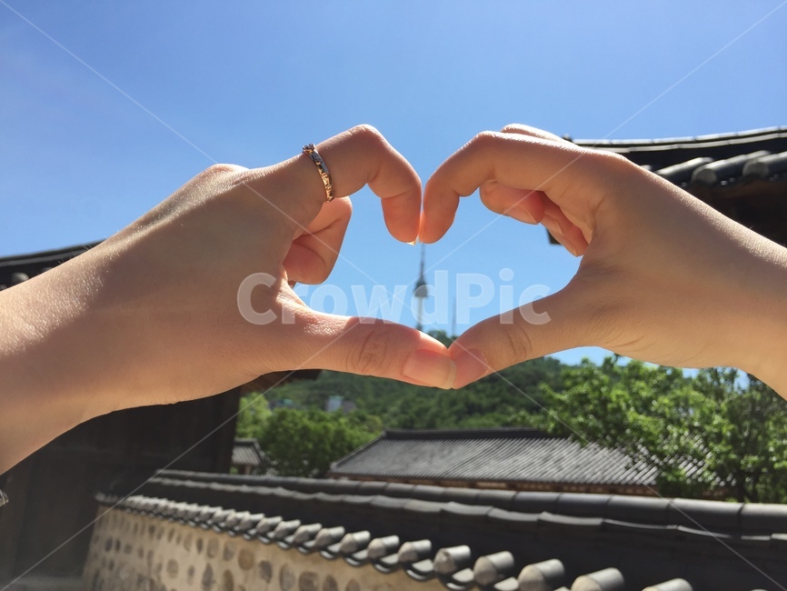 맑음,하트,사랑,남산,한옥,기와,기와집,자연,풍경,연인,커플,한국전통,한국문화,korean traditional,korean culture,랜드마크,landmark,tourist attraction,한국랜드마크,한국관광지,한국명소,korea landmark,korea tourist attraction,사람,인물,인간,human,person,신체일부,몸,body,감정표현,기분,feeling,emotion