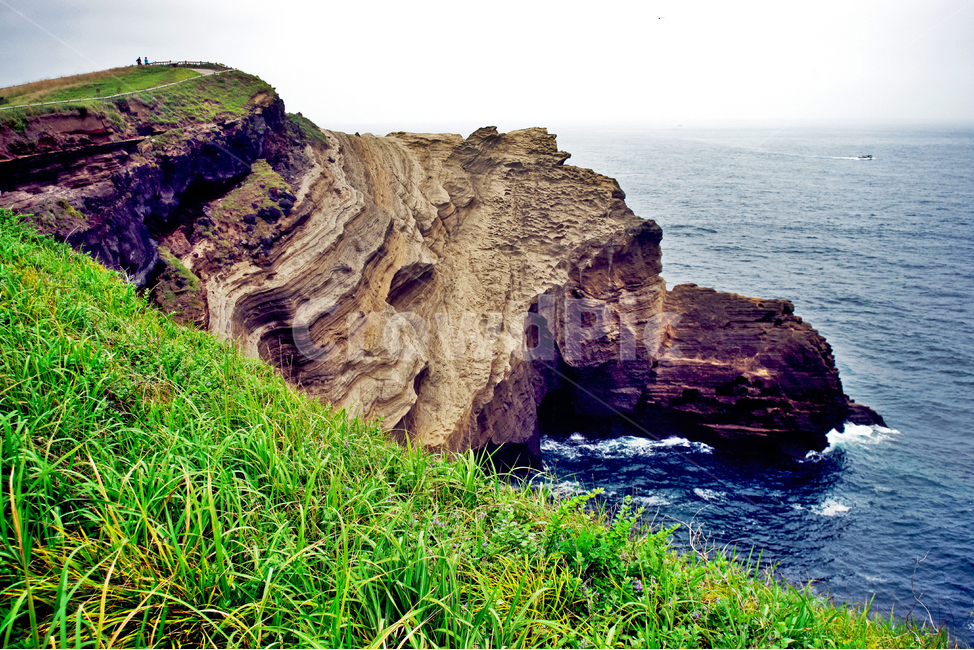 송악산,제주도,서귀포시,기암괴석,바다,퇴적암,제주도,jeju,jeju island,nature,자연,outdoors,옥외,cliff,낭떠러지,water,물,sea,ocean,대양,shoreline,해안선,promontory,곶
