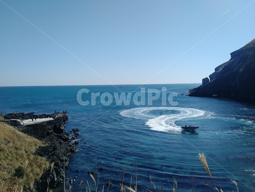 보트,바다위의보트,움직이는보트,바다절벽,해안절벽,cliff,horizon,sea,wave,boat,movingboat,수평선,해안절경