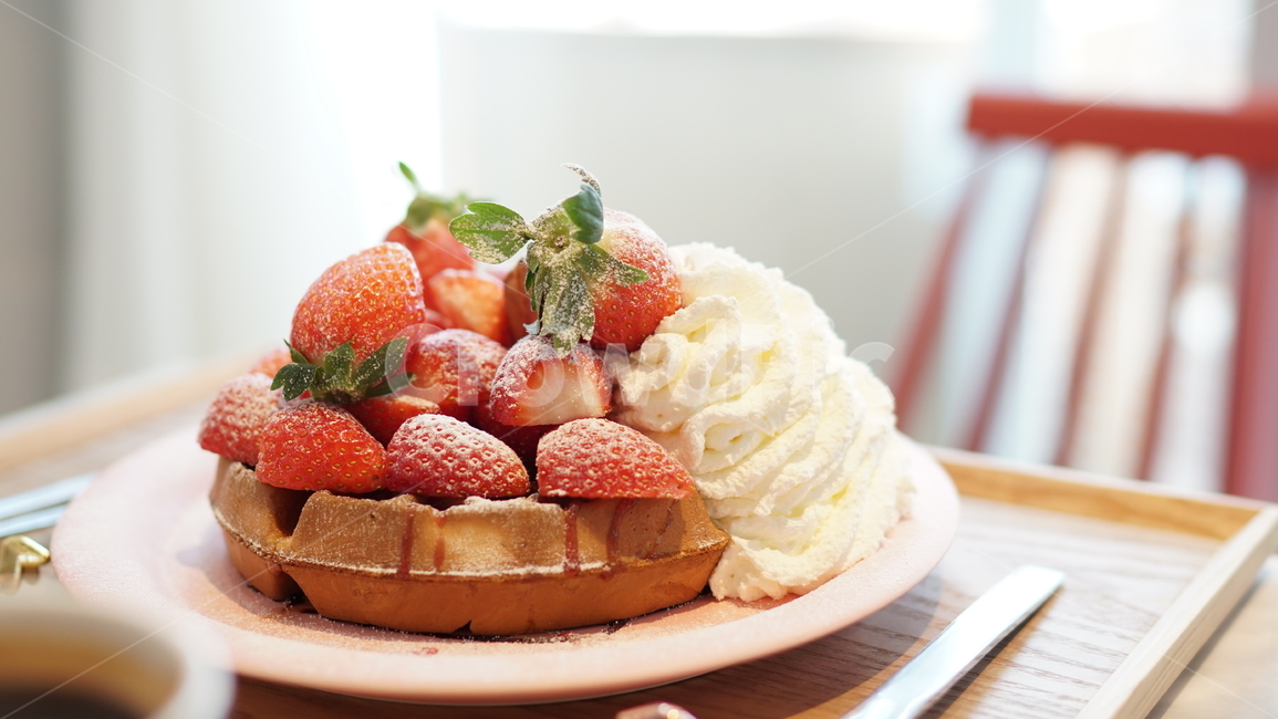 strawberry,딸기,food,음식,fruit,과일,와플,디저트,생크림,제과,제빵,카페,후식,waffle,빵