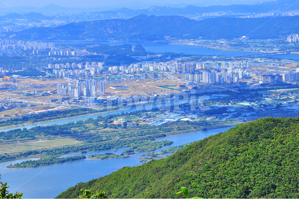 forest,bright,view map,Han River,mountain climbing,sunny day,cloud,mountain,homestead,top,Suburbs of Seoul,Town,Apartment complex,sight,season,at the top,redevelopment,sky,Apartment village,wide,clear,tree,riverside,On the mountain,river stream,environmen