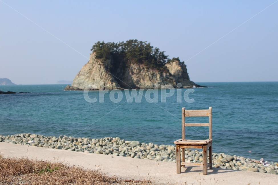 의자,섬,바다,자갈,나무의자,기다림,외로움,chair,옛날의자,과거,alone,waiting,ocean,sea,island,자연,풍경,nature,landscape,land,땅,outdoors,옥외,water,물,대양,shoreline,해안선,promontory,곶,coast,연안